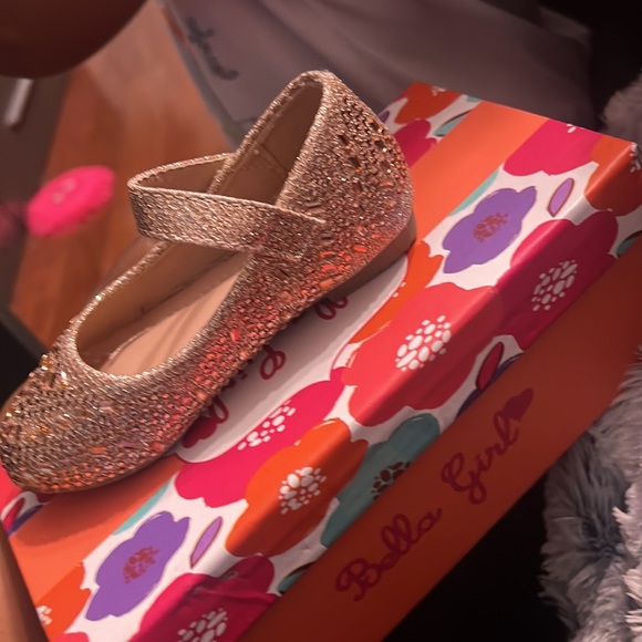 Bella Girls toddler shoe size 5 blush/rose gold color - Picture 3 of 3